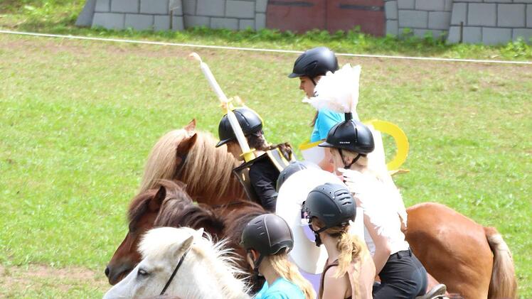Aufführung der jungen Islandpferde-Reiter vom Altenberg in Oberbach im Jahr 2017.  Foto: Sebastian Schmitt