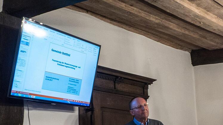 Dr. Hermann Schulte erläuterte dem Stettfelder Gemeinderat die Ergebnisse der Berechnungen für die Sanierungsmaßnahme sowie die Neukalkulation der Trink- und Abwasserpreise.