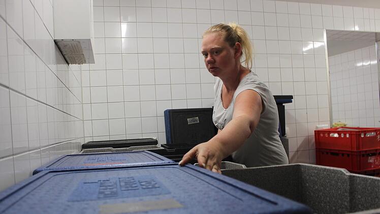 Die Küche im Gasthaus Utz wurde extra für das Catering umgebaut: ein Raum ist extra für die Warmhalteboxen vorgesehen,in denen das Essen an die Schulen geliefert wird.   Foto: Yannick Hupfer