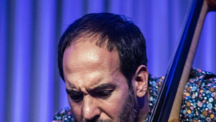 Der Pianist Omer Klein und der Kontrabassist Haggai Cohen-Milo gastiert erstmals in Coburg. Mit einem umjubelten Duoabend eröffneten sie die neue Saison von "Leise am Markt".Foto: Jochen Berger