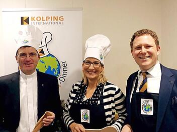 Generalpr&auml;ses Ottmar Dillenburg, TV-Moderatorin Yvonne Willicks und Generalsekret&auml;r Markus Demele unterst&uuml;tzen die Idee des "Eine-Welt-Dinners", das erstmals in Kronach stattfinden wird. Foto: Kolping International