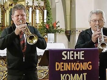 Auch Rainer Wanjelik und Bernhard Schwab von den "Ehemaligen" gestalteten ein klingendes Türchen.  Foto: privat