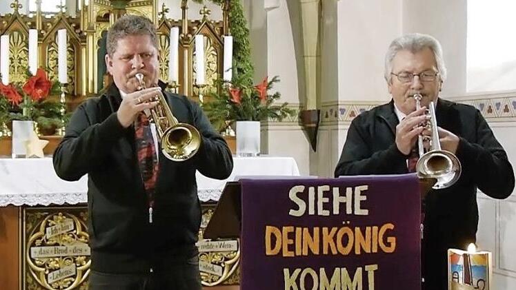 Auch Rainer Wanjelik und Bernhard Schwab von den "Ehemaligen" gestalteten ein klingendes Türchen.  Foto: privat