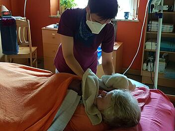 Ute Schirmer arbeitet für den mobilen Pflegedienst der Diakonie Kasendorf-Wonsees. Hier kümmert sich  die 41-Jährige um Angelika Suske, die seit   Jahren schwerst pflegebedürftig und  ans Bett gefesselt ist.