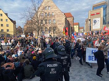 Demos in Nürnberg - Polizei muss Blockierer abwenden
