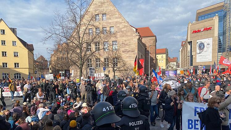 Gleich mehrere Versammlungen in Nürnberg - Polizei kümmert sich um Blockierer