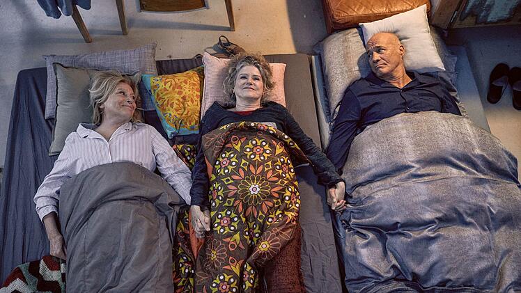 Karin (Maren Kroymann, links), Philippa (Barbara Sukowa) und Gerhard (Heiner Lauterbach) sind drei grundverschiedene Charaktere. Aber wenn es darauf ankommt, halten sie doch zusammen.