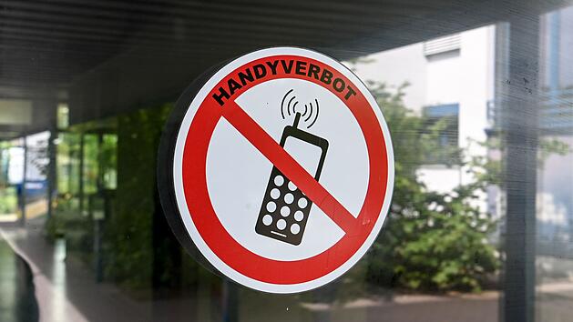 Handys sind in Bayern bald wieder bis zur achten Klasse tabu