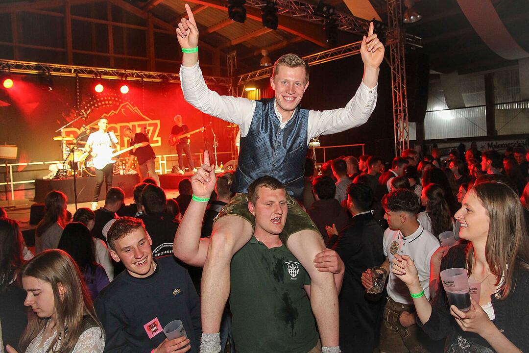 Gefeiert wurde mit der Kult-Partyrockband Radspitz!