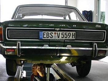 Besitzer Klaus Neuner und Thomas Rosam vom Tüv  werfen einen prüfenden Blick auf den Unterboden. Kein Rost.  Foto: Josef Hofbauer