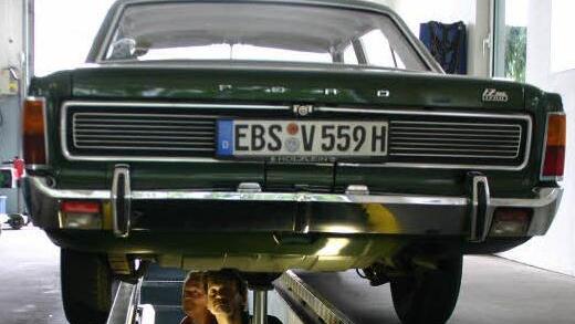 Besitzer Klaus Neuner und Thomas Rosam vom Tüv  werfen einen prüfenden Blick auf den Unterboden. Kein Rost.  Foto: Josef Hofbauer