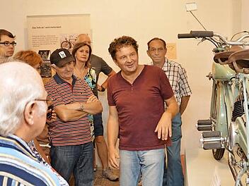 Ivan Sojc vom Deutschen Fahrradmuseum Bad Brückenau gab nach der Eröffnung der Sonderausstellung einen Einblick in die Motorisierung des Fahrrads. Foto: Björn Hein