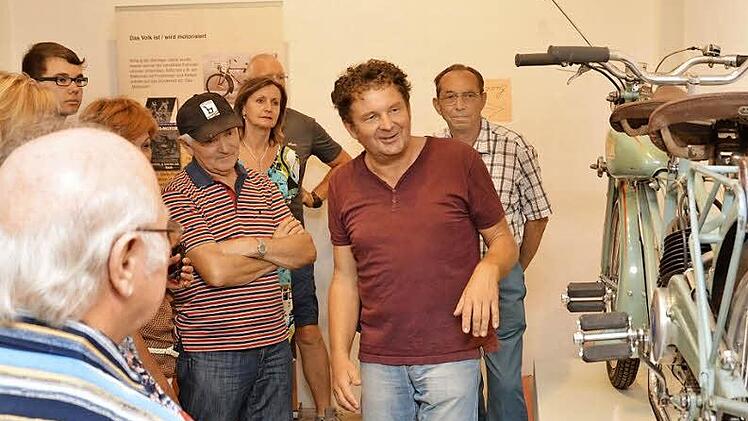 Ivan Sojc vom Deutschen Fahrradmuseum Bad Brückenau gab nach der Eröffnung der Sonderausstellung einen Einblick in die Motorisierung des Fahrrads. Foto: Björn Hein