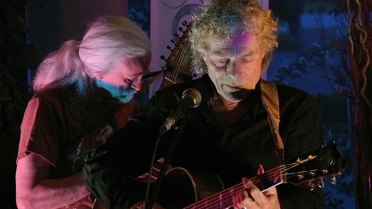 Jesse Ballard als Gitarrist und Sänger (vorne)