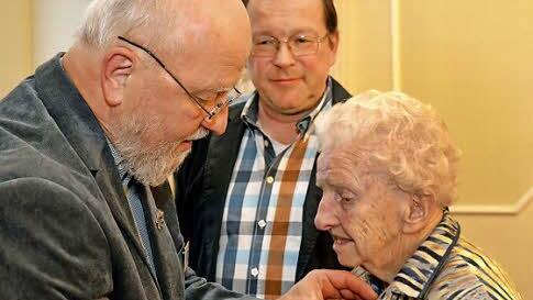 Peter Krug (links) und Thomas Hammelmann ehrten Ingeborg Otto für ihre 60-jährige Mitgliedschaft im Zweigverein. Foto: Rauch