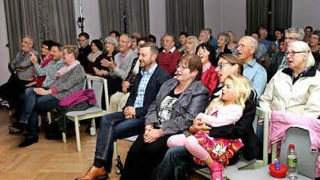 Mitsingen musste sein bei der "Hommage an Udo Jürgens" am Wochenende im Eltmanner Klenze-Saal. Fotos: Günther Geiling