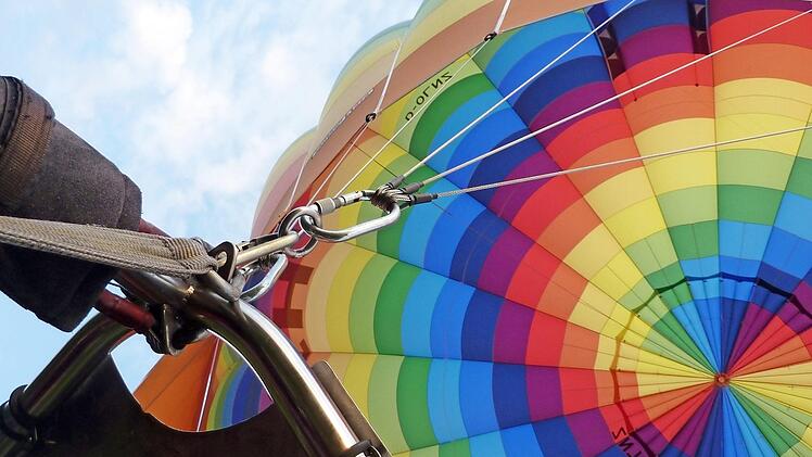 "Über Ebern" heißt der Vortrag von Steffen Schanz, der am 23. September in der Xaver-Mayr-Galerie zu sehen sein wird. Die Stadt und ihr Umfeld aus der Luft, aufgenommen aus dem Heißluftballon  Foto: Steffen Schanz