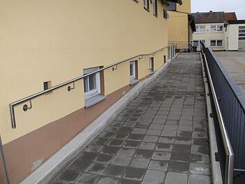 Ist der barrierefreie Zugang zum Kulturhaus in Neuensee zu massiv geraten? Die Gemeinde will diesen Hinweis eines Bürgers prüfen.Gerda Völk