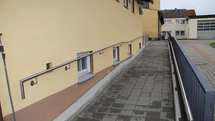 Ist der barrierefreie Zugang zum Kulturhaus in Neuensee zu massiv geraten? Die Gemeinde will diesen Hinweis eines Bürgers prüfen.Gerda Völk