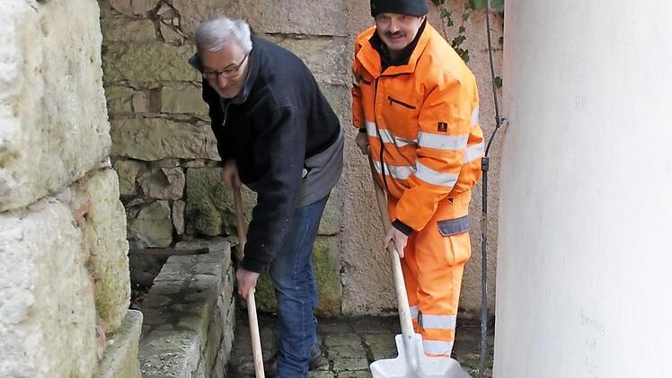 Auch Bürgermeister Helmut Krämer griff zum Besen.