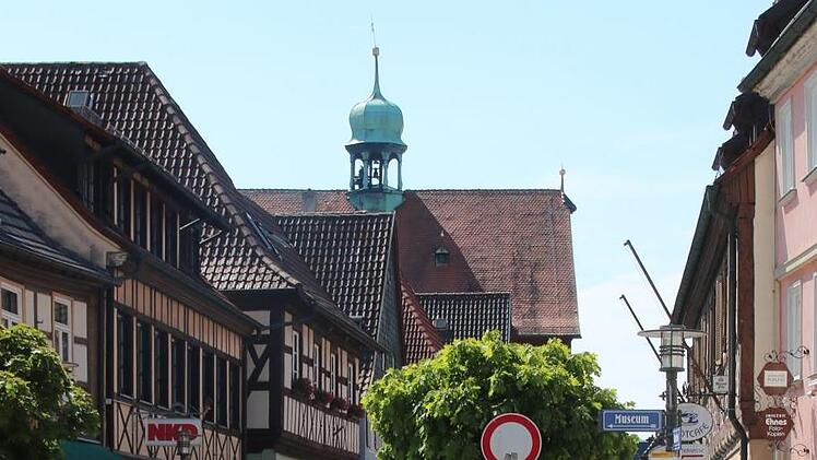 In der Bahnhofstraße staute sich der Konvoi, weil am Pilspub "Stadtgespräch" alle Fahrzeuge einzeln dem Publikum vorgestellt wurden.Matthias Einwag