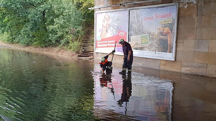 Die angekündigten Gewitter haben am Samstagnachmittag für erste Schäden gesorgt. Starkregen sorgte im Nürnberger Süden für überflutete Straßen. Foto: NEWS5/Fechner
