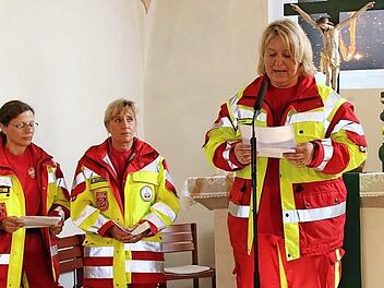 Die drei weiblichen Mitglieder der First Responder, Karin Sittig, Silke Sauerbrey und Doris Fischer (von links), sprachen im Gottesdienst die Fürbitten.  Foto: Michael Stelzner