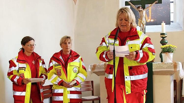 Die drei weiblichen Mitglieder der First Responder, Karin Sittig, Silke Sauerbrey und Doris Fischer (von links), sprachen im Gottesdienst die Fürbitten.  Foto: Michael Stelzner
