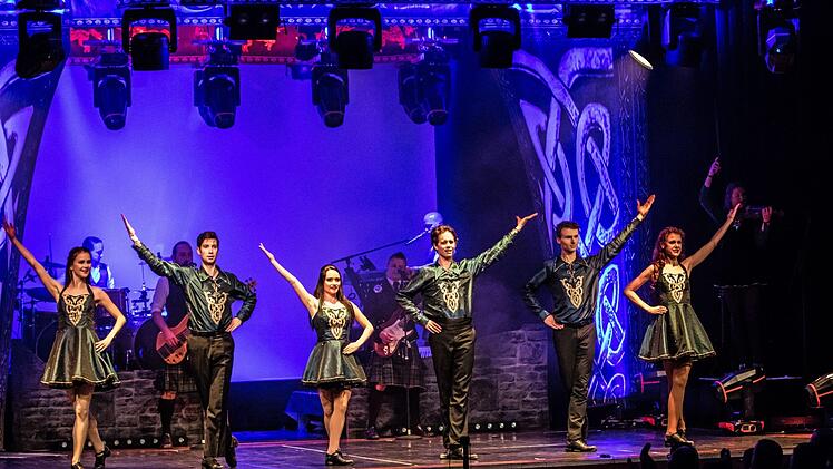 Die siebenköpfige Band Cornamusa gastierte gemeinsam mit der international besetzten "Irish Beats Dance Company" im Kongresshaus Rosengarten in Coburg.Foto: Jochen Berger