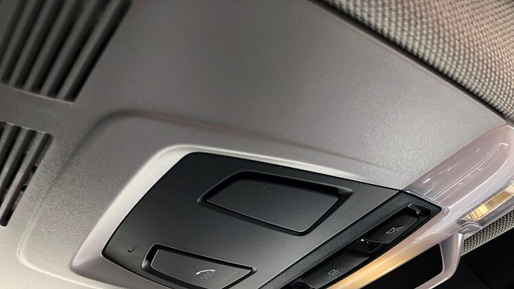 eCall ist ein elektronisches Notrufsystem, das bei einem Unfall europaweit automatisch Hilfe anfordert. Derart ausgerüstete Fahrzeuge verfügen über Crash-Sensoren, die einen heftigen Aufprall erkennen und melden können. Feuerwehr Erlangen