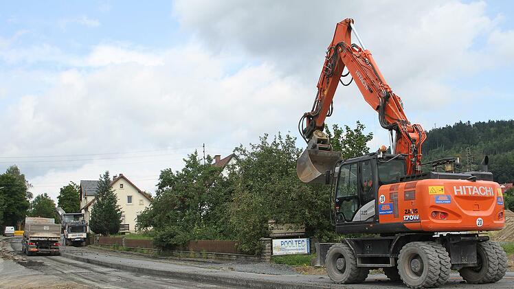 Die alte Fahrbahn wird komplett abgebrochen, auch der Fahrradweg, der entlang der B 303 Richtung Seibelsdorf-Kronach führte. Foto: Sonny Adam