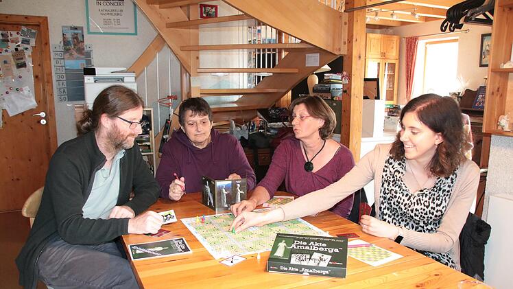 Haben das Spiel "Die Akte Amalberga" getestet: 3. Bürgermeister Christian Fenn (von links), Beate Schilling vom Hammelburger Spielekreis, Kornelia Hälbig von der Hammelburger Stadtbibliothek und Verena Kerner, Leiterin der Tourist-Info Hammelburg.