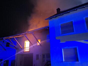 N&auml;chtlicher Brand im Kreis Neustadt Aisch: Feuerwehr r&uuml;ckt mit Gro&szlig;aufgebot an