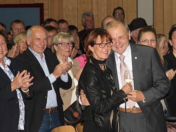 Geschafft: Zu später Stunde nahm Reinhold Kuhn Ehefrau Irene unter dem Beifall der Gäste in den Arm.  Fotos: G. Bauer
