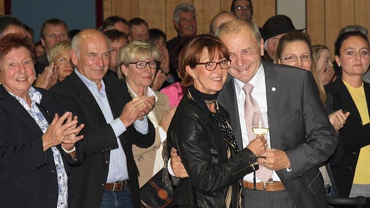 Geschafft: Zu später Stunde nahm Reinhold Kuhn Ehefrau Irene unter dem Beifall der Gäste in den Arm.  Fotos: G. Bauer