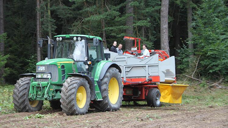 Florian Schleicher fährt den Traktor, der die Entemaschine zieht.