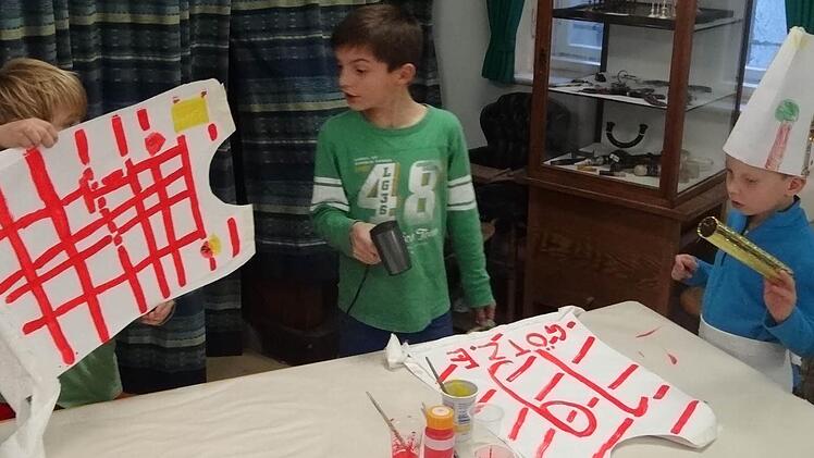 Die Fußballspieler und der singende Koch: Auch die Jungs zeigten ein großes Maß an Kreativität und ein Gespür für Detailtreue in ihrer eigenen Papier-Kreation. Ob Mario Götze in diesem Trikot antreten würde?