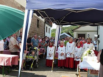 Recht zahlreich nahmen die Obersteinbacher am Festgottesdienst anlässlich ihres 100. Kirchenjubiläums teil. Fotos: Helmut Kistner