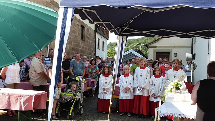 Recht zahlreich nahmen die Obersteinbacher am Festgottesdienst anlässlich ihres 100. Kirchenjubiläums teil. Fotos: Helmut Kistner
