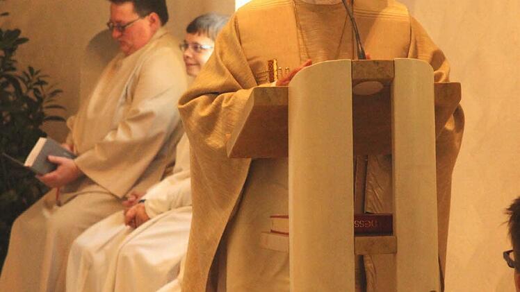 Diözesanbischof Hofmann bei seiner Festpredigt über den Weinberg Gottes.