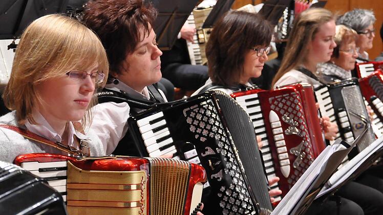 Flinke Finger hatten die 16 Musiker des Akkordeonorchesters unter der Leitung von Michael Lukaszczyk. Es gelang ihnen schnell, ihre Zuhörer zu begeistern.