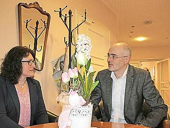 Petra Reith, Koordinatorin der Hospizarbeit der Malteser im Landkreis Bad Kissingen und Georg Bischof, Referent für die Hospizarbeit der Malteser im Bistum Würzburg, im Burkardus-Wohnpark - dort hat Reith seit Januar ein eigenes Büro. Foto: Anja Greiner
