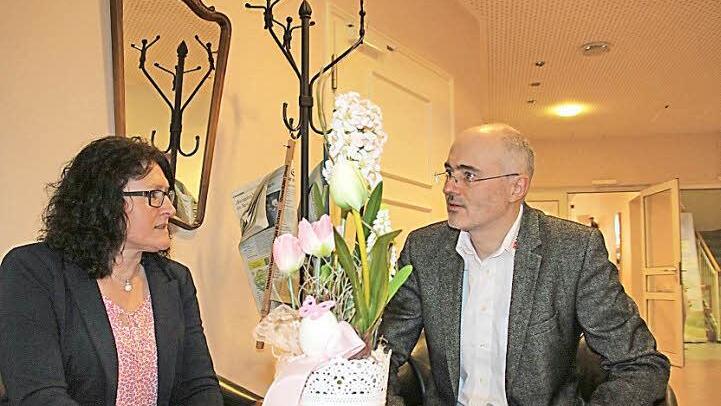 Petra Reith, Koordinatorin der Hospizarbeit der Malteser im Landkreis Bad Kissingen und Georg Bischof, Referent für die Hospizarbeit der Malteser im Bistum Würzburg, im Burkardus-Wohnpark - dort hat Reith seit Januar ein eigenes Büro. Foto: Anja Greiner