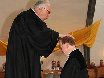 Rolf Dieling segnete das Ehepaar Martin und Annegret Wolff und verabschiedete Martin Wolff nach 16 Jahren Dienst in der Kreuzkirchengemeinde in den wohl verdienten Ruhestand. Fotos: Sonny Adam
