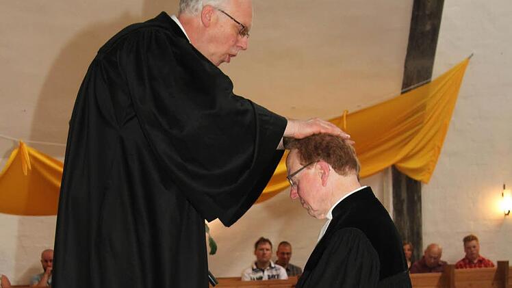 Rolf Dieling segnete das Ehepaar Martin und Annegret Wolff und verabschiedete Martin Wolff nach 16 Jahren Dienst in der Kreuzkirchengemeinde in den wohl verdienten Ruhestand. Fotos: Sonny Adam