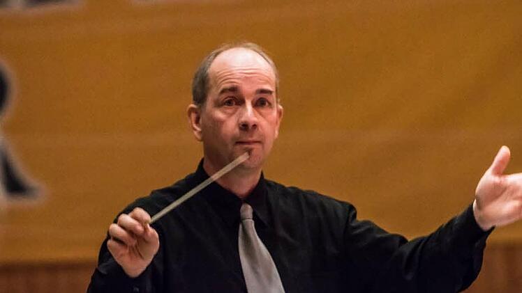 Begeisterten Beifall verdiente sich die Blaskapelle Meeder bei ihrem Jahreskonzert in der ausverkauften Schulturnhalle. Am Dirigentenpult: Markus Hollstein. Foto: Jochen Berger