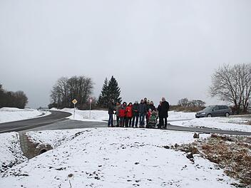 Bürger protestieren: Auf dem Gelände des SC Trossenfurt-Tretzendorf im Vordergrund will die Telekom einen Handymast errichten. Die ersten Häuser in Trossenfurt liegen nur etwa 100 Meter entfernt.  Fotos: A. Lösch