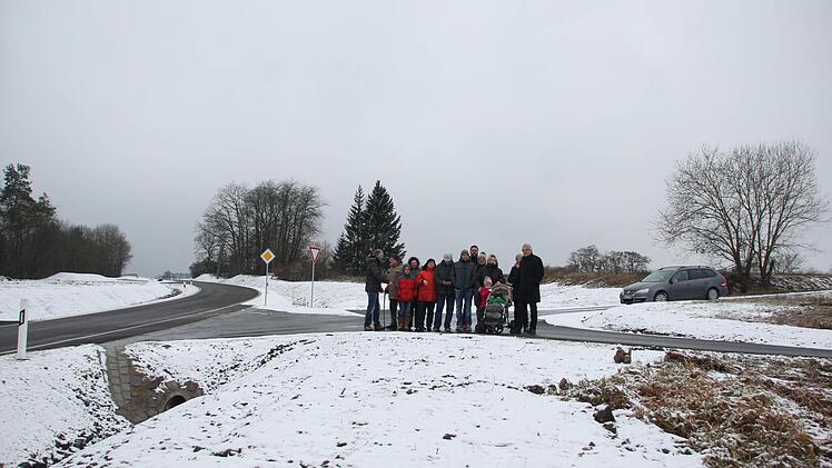 Bürger protestieren: Auf dem Gelände des SC Trossenfurt-Tretzendorf im Vordergrund will die Telekom einen Handymast errichten. Die ersten Häuser in Trossenfurt liegen nur etwa 100 Meter entfernt.  Fotos: A. Lösch