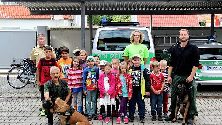 Ferienkinder bei der Herzogenauracher Polizei  Foto: Richard Sänger
