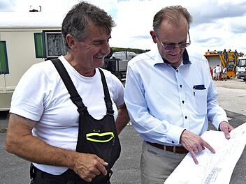 Platzmeister Dieter Brandmeier (rechts) weist Ralf Pazdera aus Coburg den Platz für seine Imbissstände zu. Foto: Andreas Welz